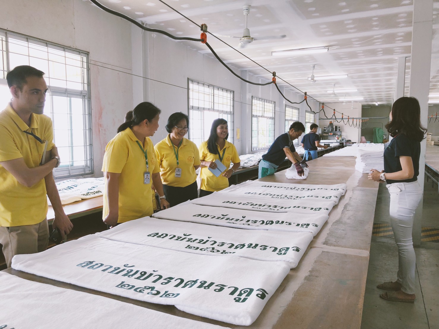 หัวหน้างานบริการผ้าและทีมงาน คณะแพทยศาสตร์ รามาธิบดี